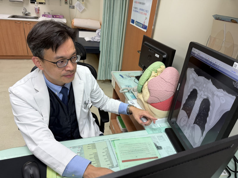 “ราชาแห่งมะเร็ง” ครองแชมป์ติดต่อกัน 3 ปี! โรงพยาบาลคริสเตียนจางฮั่ว (Changhua Christian Hospital) นำเทคโนโลยีภาพ 3 มิติ ผสมผสานการผ่าตัดด้วยหุ่นยนต์ดาวินชี (Da Vinci) ช่วยตัดเนื้องอกในส่วนลึกได้อย่างแม่นยำ